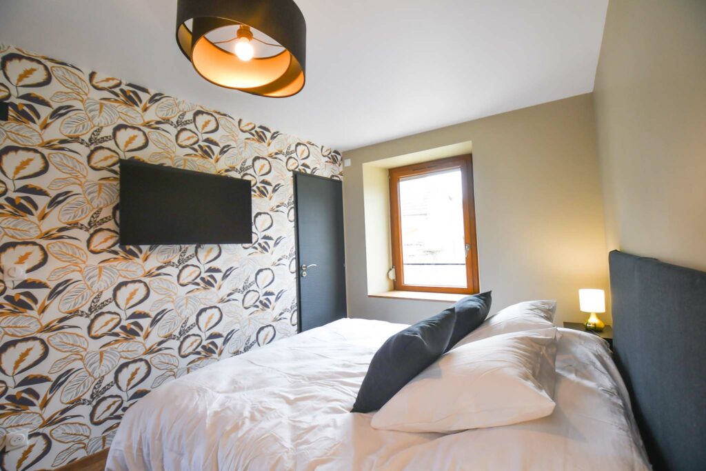 chambre double tout confort au décor or et noir