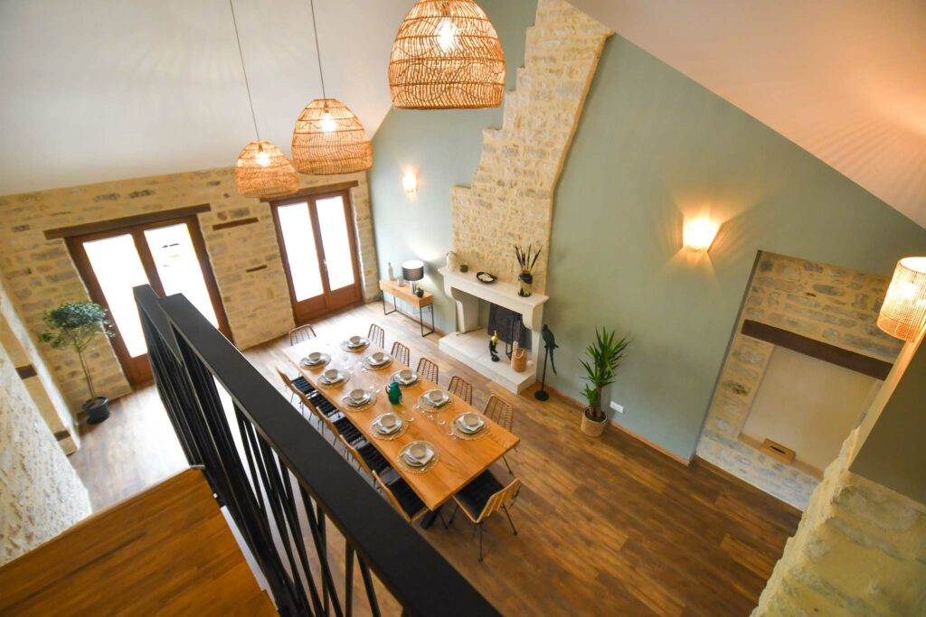 vue plongeante sur la salle à manger et sa cheminée en pierre