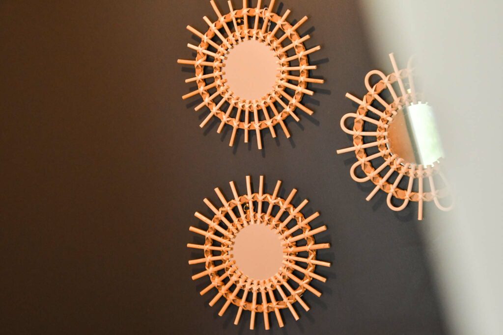 éléments décoratifs en osier au mur