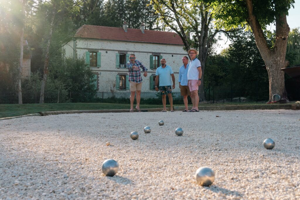partie de pétanque dans la cours du gîte