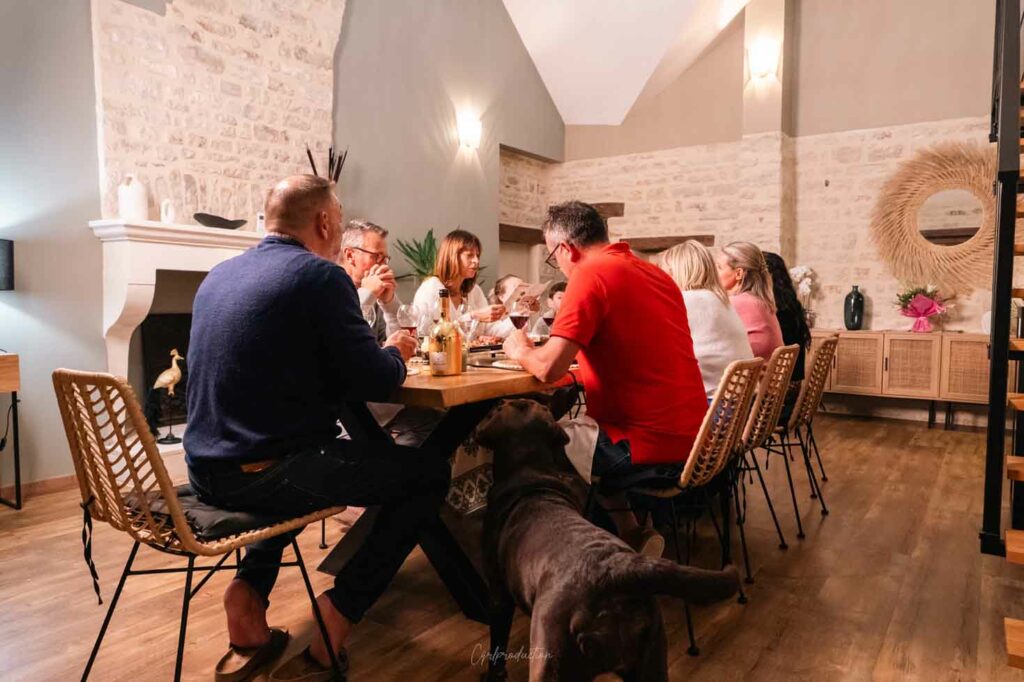dîner convivial entre amis dans la salle à manger