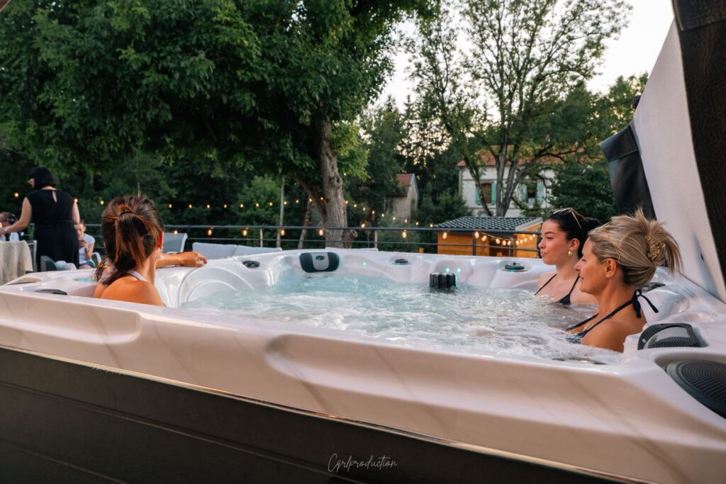 Pause relaxante dans le spa entre filles